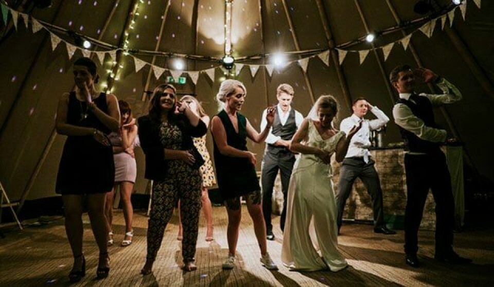 Musik På Bröllopet: 25 Låtar Som Drar Gästerna Till Dansgolvet