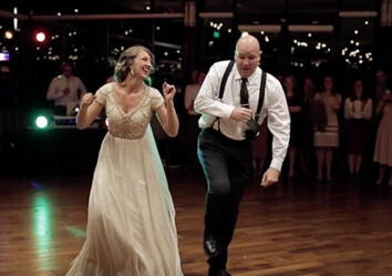 Bruden och pappan överraskar alla med sin dans