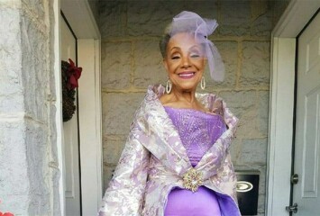 86-åriga bruden designade klänningen själv