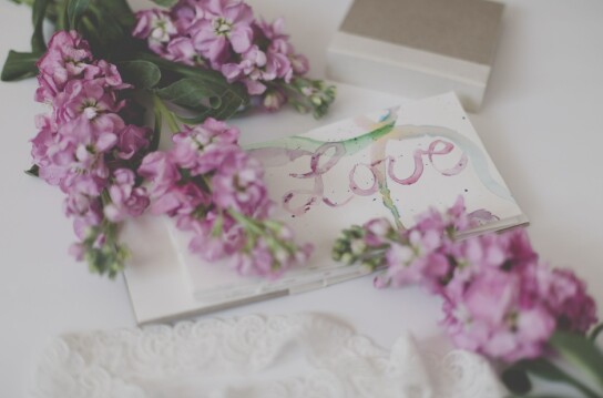10 förslag på lyckönskningar att skriva i brudparets bröllopskort