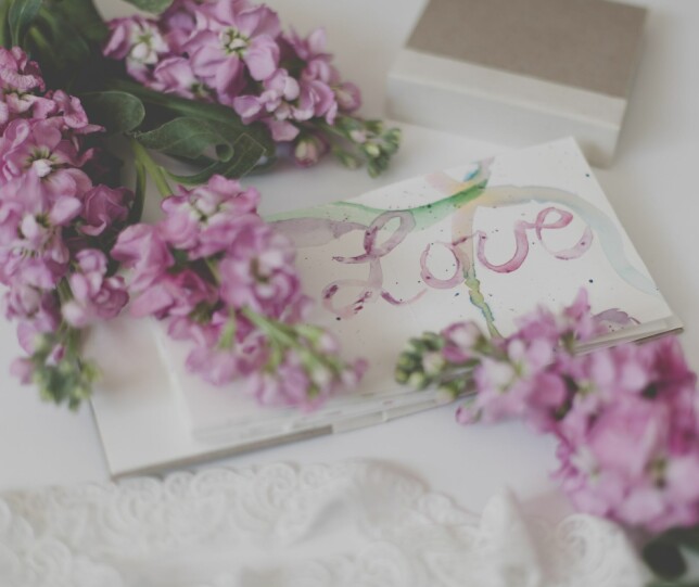 10 förslag på lyckönskningar att skriva i brudparets bröllopskort
