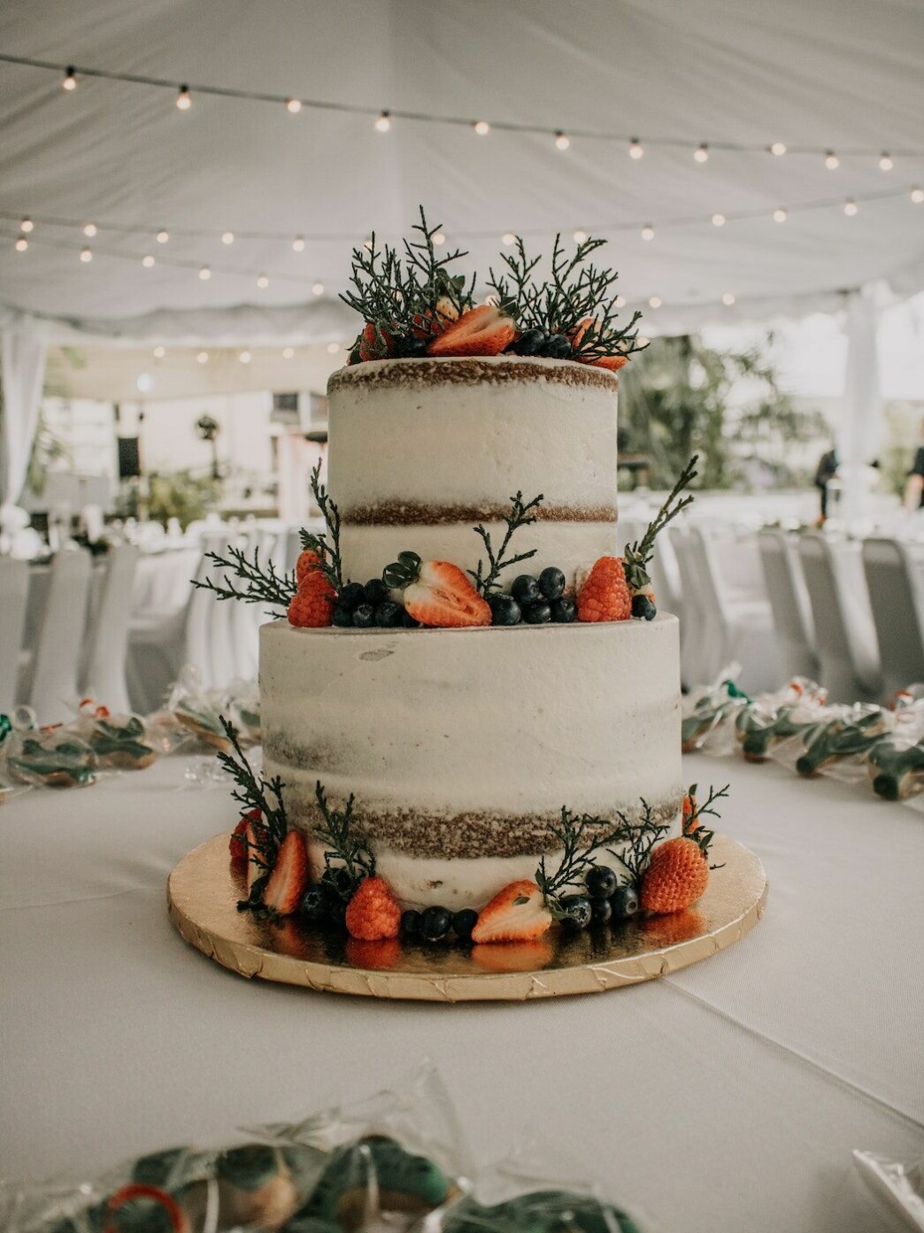 Låt tårtan spegla hela ditt tema på dekorationerna!