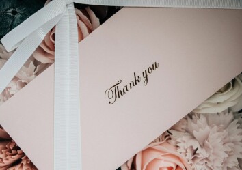 Tackkort bröllop – när ska det skickas och vad skriver man?