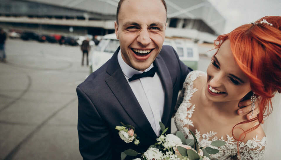Ett par som gifter sig på en flygplats.